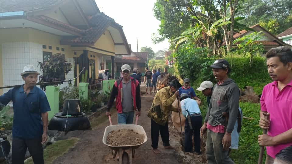 WARGA CIWULAN SEMANGAT GOTONG ROYONG