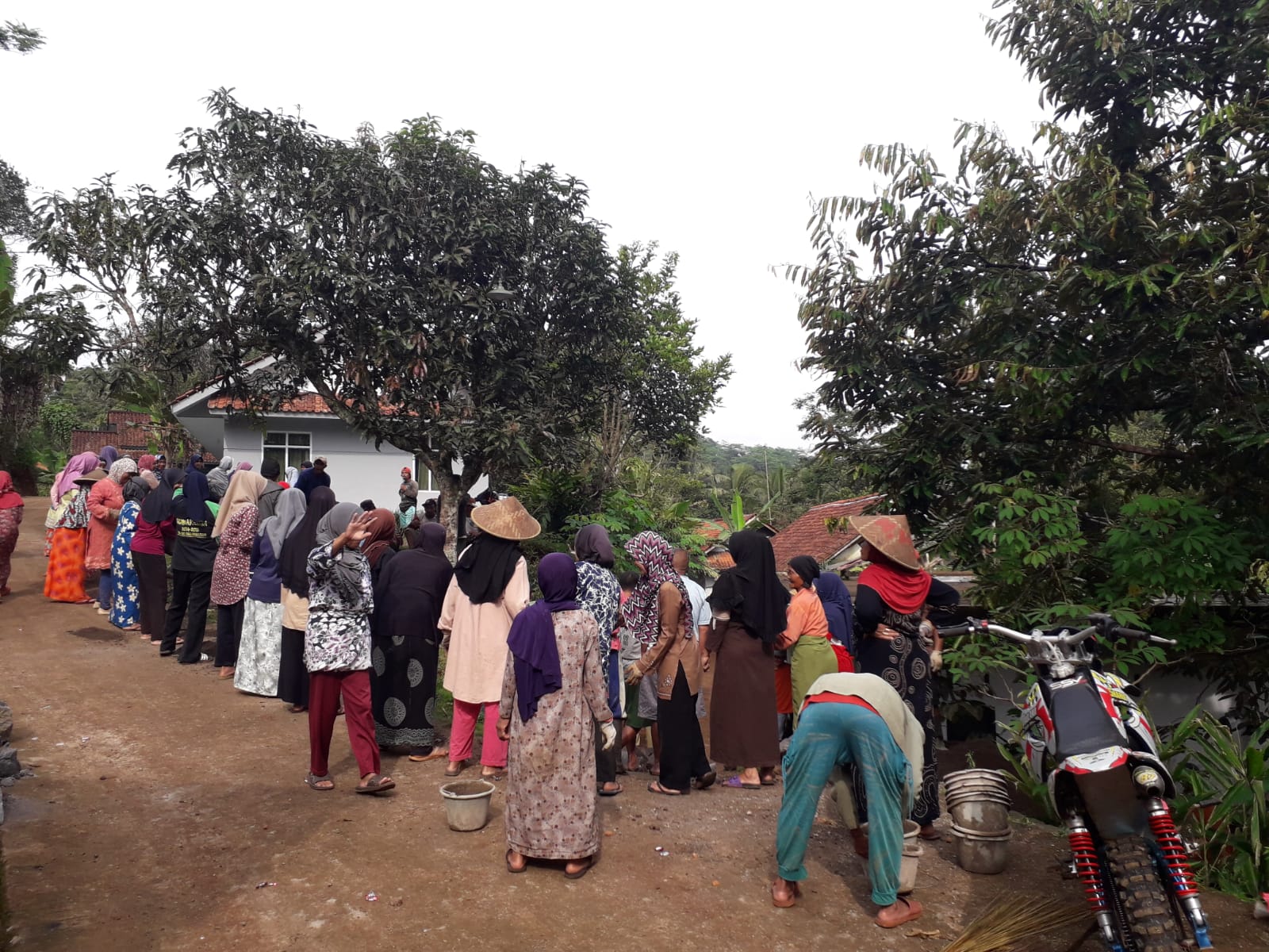 Warga Kampung Sukaraja Sambut Pembangunan Pengecoran Jalan