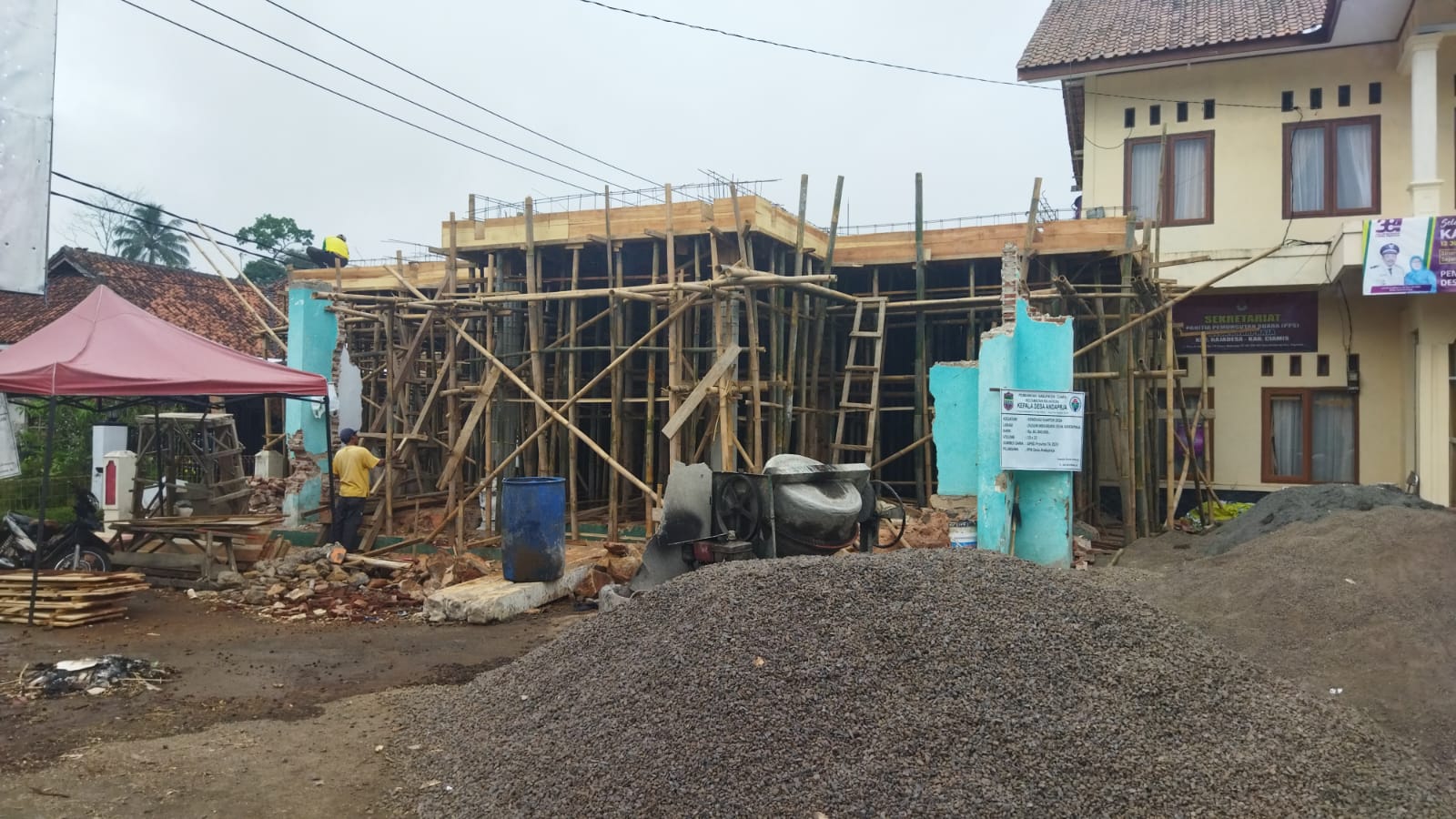 Proses Rehab Pembanguan Aula Kantor Desa Andapraja